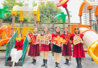 巡游小逗逗,欢乐童趣，街头巷尾的温馨瞬间