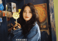 复古港风短发烫发图片蒋勤勤换了新发型差点没认出！穿牛仔外套一头港风卷发复古时髦