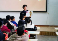 广南超市小姐姐,温暖服务，打造购物新体验
